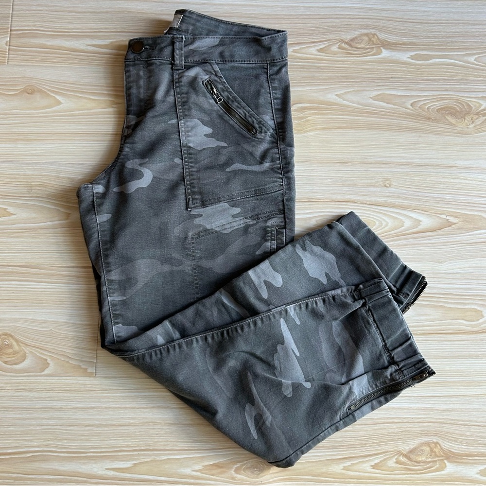 Jolt Camouflage Cargo Pants women’s size 11/30W in Army green and grey